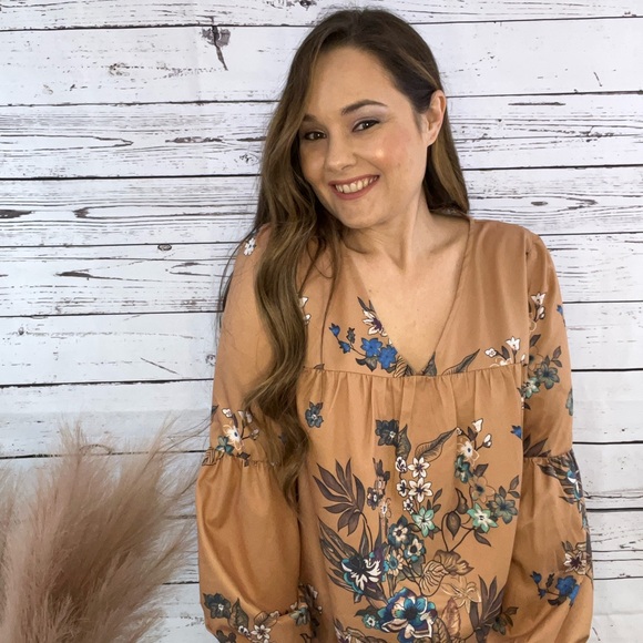 Puff sleeve floral top. Perfect for fall! Runs slightly bigger, can size down. - Picture 3 of 4